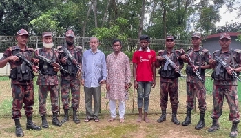 সাবেক এমপি ফজলে করিম চৌধুরী আটক ভারতে পালানোর সময়। 