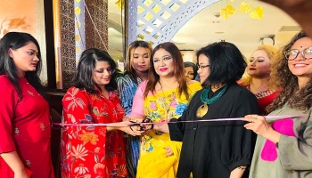  বিশেষ প্রদর্শনী, হাল ফ্যাশনের দৃষ্টিনন্দন নকশার নানা পোশাকের। 