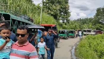 আটকেপড়া পর্যটকরা সাজেক থেকে ফিরছেন। 