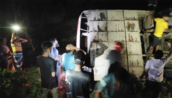 শিশু-নারীসহ আহত অর্ধশতাধিক, নারায়ণগঞ্জে নিয়ন্ত্রণ হারিয়ে খাদে বাস।