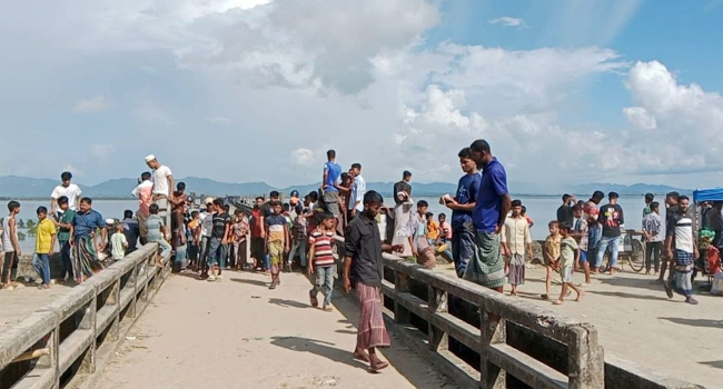  বাংলাদেশী পতাকা দেখিয়ে ইশারা করার পরও মিয়ানমারের নৌবাহিনী গুলি করেছে 