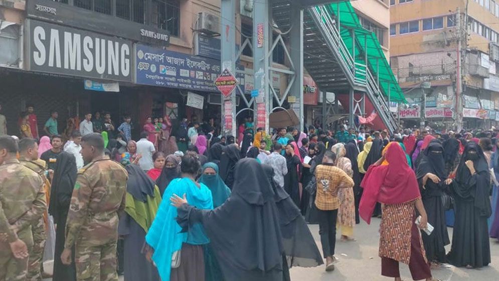 পোশাকশ্রমিকদের রাস্তা অবরোধ মিরপুরে 
