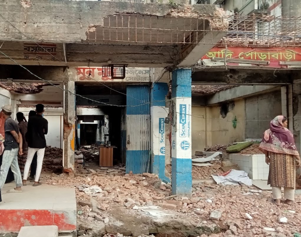 ভুয়া সভাপতি রুনুর নেতৃত্বে দোকানপাট ভাঙচুর, লুটপাট