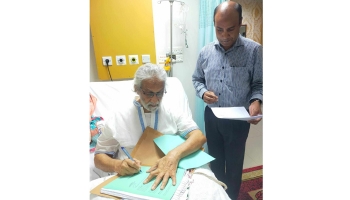 স্থানীয় সরকার উপদেষ্টা হাসপাতালেও দাপ্তরিক কাজ সম্পাদন করছেন