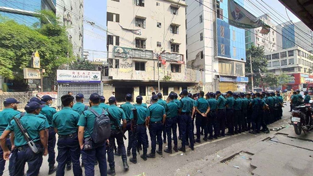 পুলিশের অবস্থান জাতীয় পার্টির অফিস ঘিরে , নেই কোনো উত্তাপ
