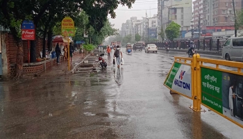 রাজধানীতে মধ্যরাতে বজ্রসহ শিলাবৃষ্টি