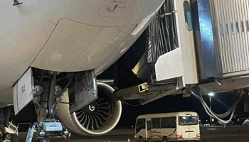 ভেঙে পড়ল বিমানের দরজা শাহজালাল বিমানবন্দরের 