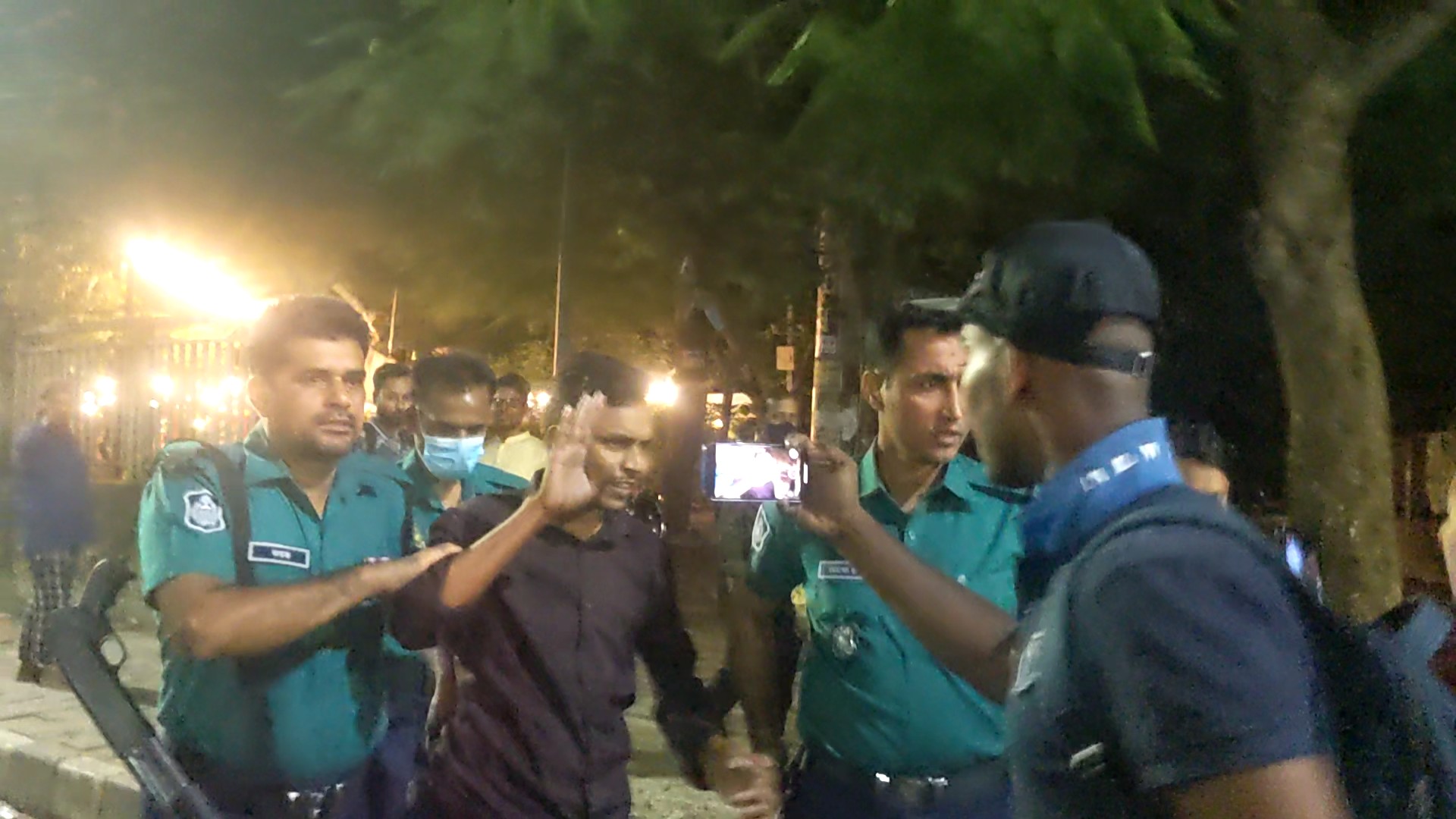 চাষী মামুন ও তার পরিবারের সদস্যদের হত্যার হুমকি দেওয়া চাঁদাবাজ ও মাদকব্যবসায়ী গ্রেফতার