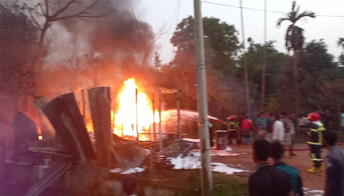 আগুন সাটু‌রিয়ায় তে‌লের পা‌ম্পে 