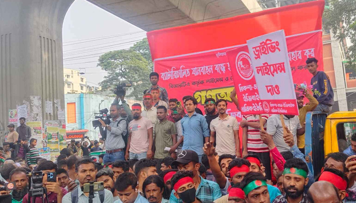 যান চলাচল স্বাভাবিক,প্রেসক্লাব ছাড়লেন ব্যাটারিচালিত রিকশার চালকরা