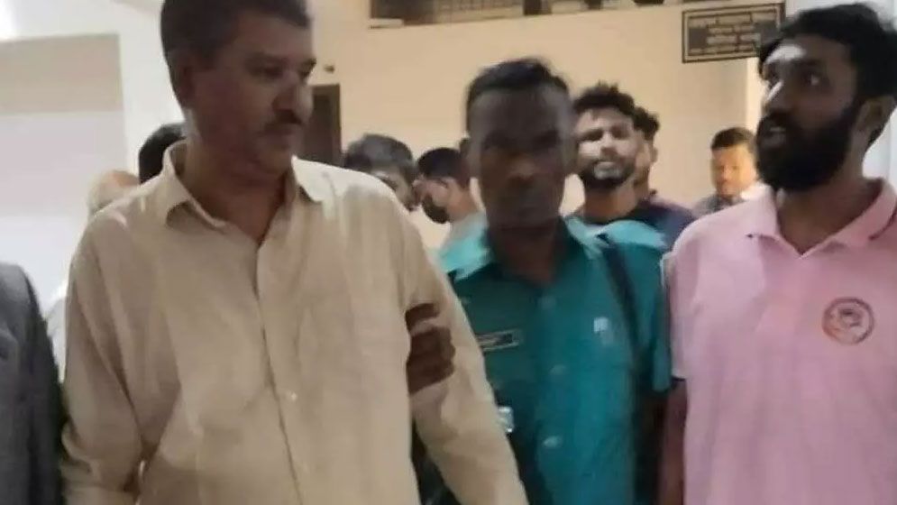 নোয়াখালীর ইউপি চেয়ারম্যানকে পুলিশে সোপর্দঢাকায় মারধর করে 