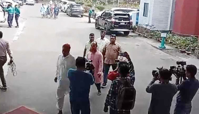 অটোরিকশা চালকরা ডিএমপি কমিশনারের সঙ্গে বৈঠকে