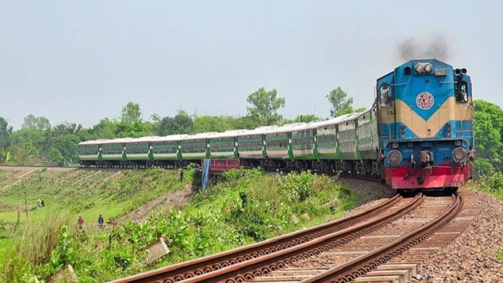 ট্রেনপরিচালক শিক্ষিকার মুখে লাথি মেরে নাক ফাটালেন !