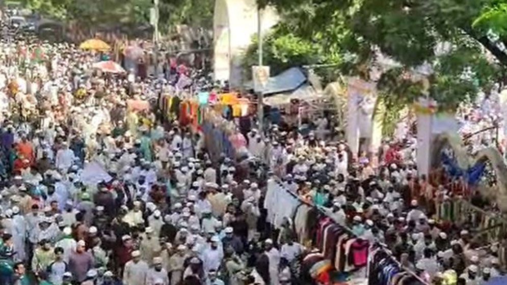 হেফাজতের বিক্ষোভ ইসকন নিষিদ্ধের দাবিতে বাইতুল মোকাররম গেটে 