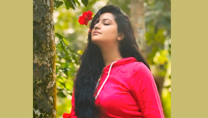 পরীমনি খোলা চুল আর নো মেকআপ লুকে  