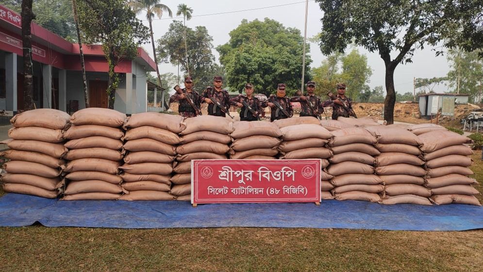 অর্ধ কোটি টাকার চোরাই পণ্য জব্দ সিলেট সীমান্তে বিজিবির অভিযানে 