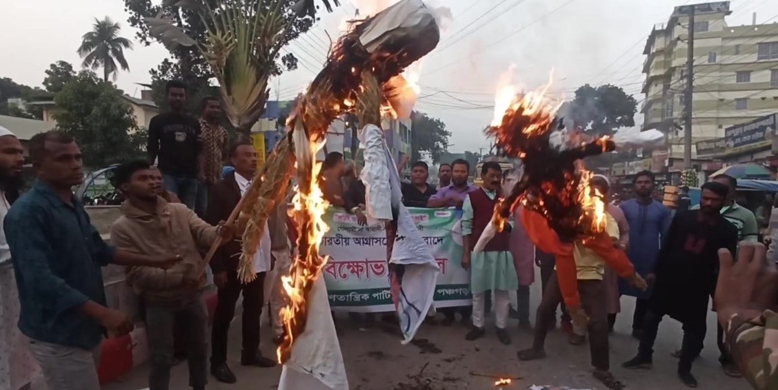 পঞ্চগড়ে বিজেপি নেতা শুভেন্দু অধিকারী ও চিন্ময় কৃষ্ণ দাসের কুশপুত্তলিকা দাহ করে বিক্ষোভ মিছিল