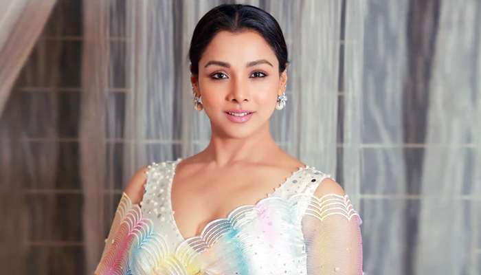 রুনা খান ৪১ বছরেও যৌবন ধরে রেখেছেন 