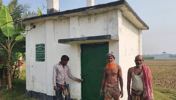 কৃষকরা চারঘাটে গভীর নলকূপের ঘরে তালা দেওয়ায় সেচ সংকটে