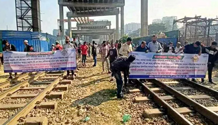  ট্রেন চলাচল বন্ধ ,তেজগাঁওয়ে রেলপথ অবরোধ