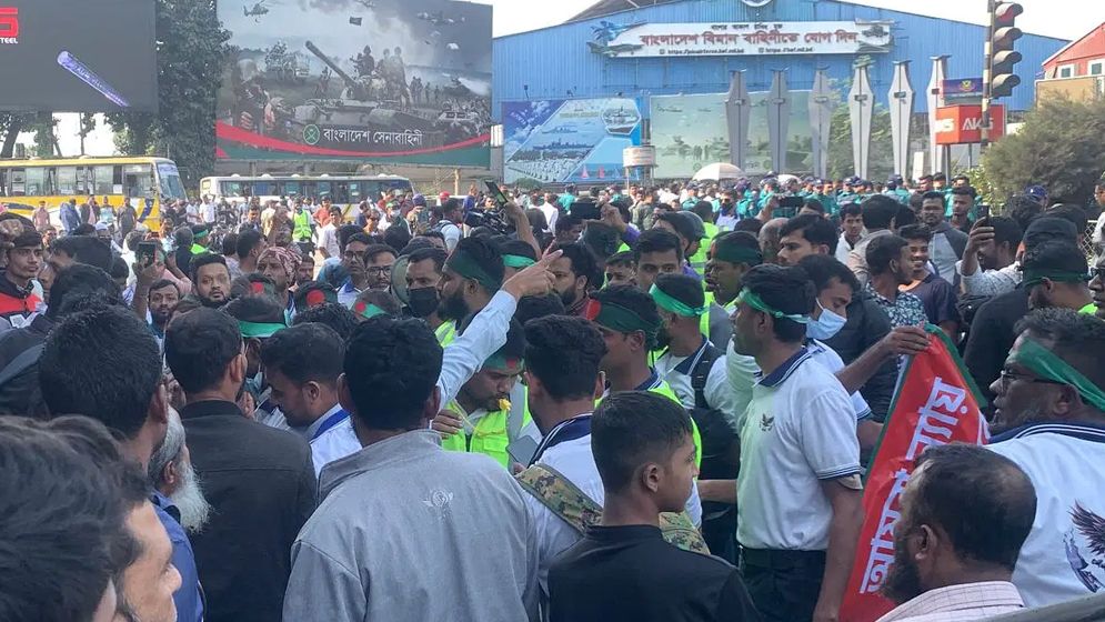 জাহাঙ্গীর গেট এলাকা দুই ঘণ্টা পর স্বাভাবিক চাকরিচ্যুত সেনাদের অবরোধ, 