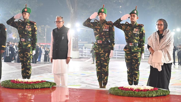 রাষ্ট্রপতি-প্রধানমন্ত্রীর শ্রদ্ধা কেন্দ্রীয় শহীদ মিনারে 