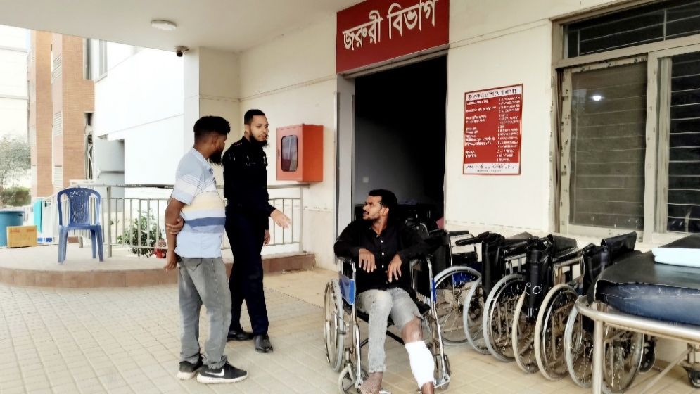 দোকানিকে গুলি চাঁদা না দেওয়ায় প্রকাশ্যে 
