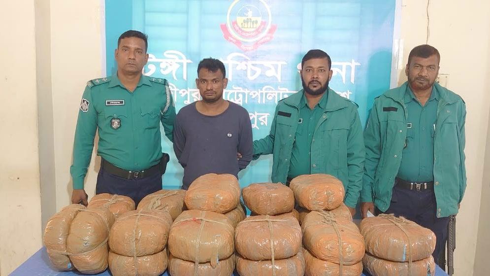 গাঁজাপাজেরো গাড়িতে , চালক গ্রেফতার