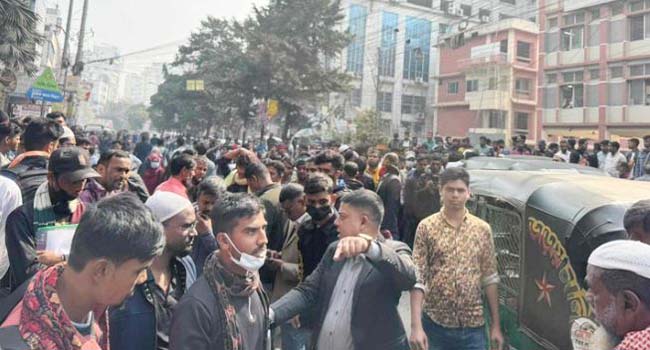 মধ্যপ্রাচ্যগামী প্রবাসীদেরপান্থপথে  সড়ক অবরোধ