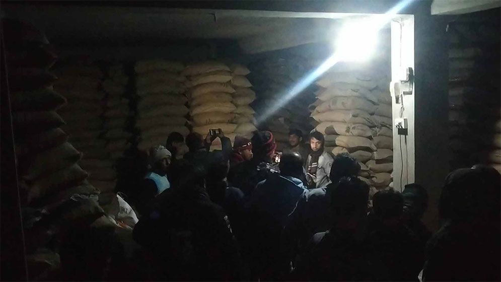 ওএমএসের ৬০০ বস্তা চাল জব্দ বাগেরহাটে , গ্রেফতার ২