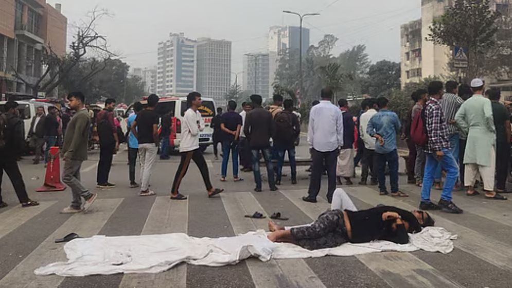 মিরপুর রোডে যান চলাচল বন্ধ,  গণ-অভ্যুত্থানে আহতদের বিক্ষোভ