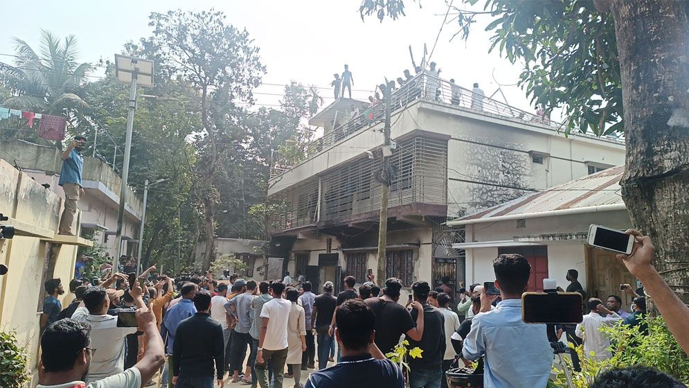 ওবায়দুল কাদেরের বাড়িতে ভাঙচুর, আগুন ‘কাউয়া কাউয়া’ স্লোগানে 