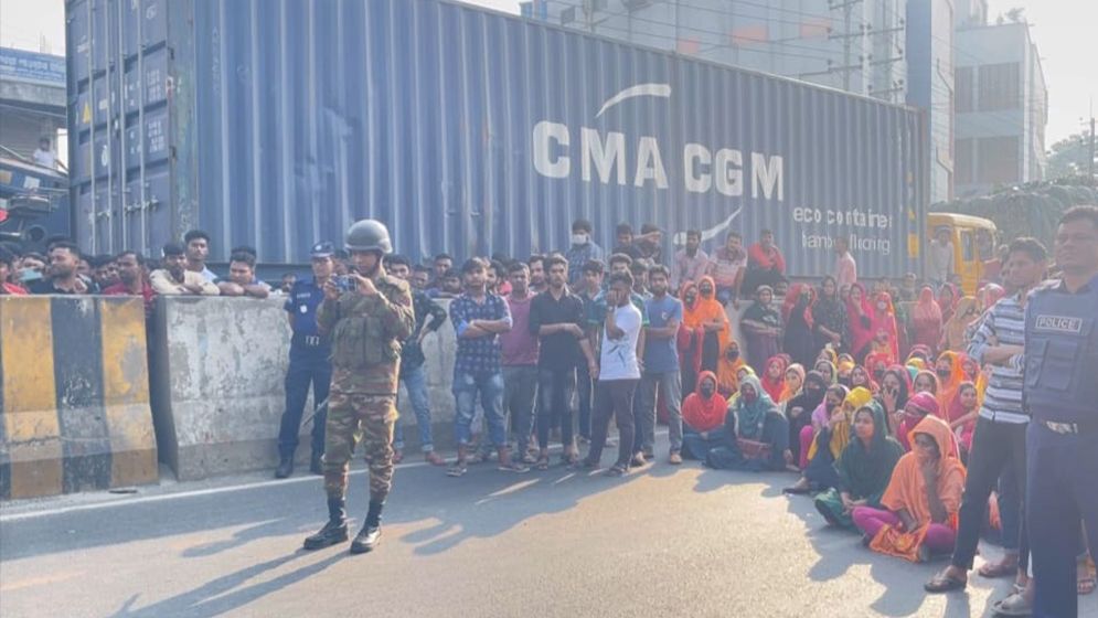  শ্রমিক বিক্ষোভ কালিয়াকৈরে বেতন ও ঈদ বোনাস দাবিতে