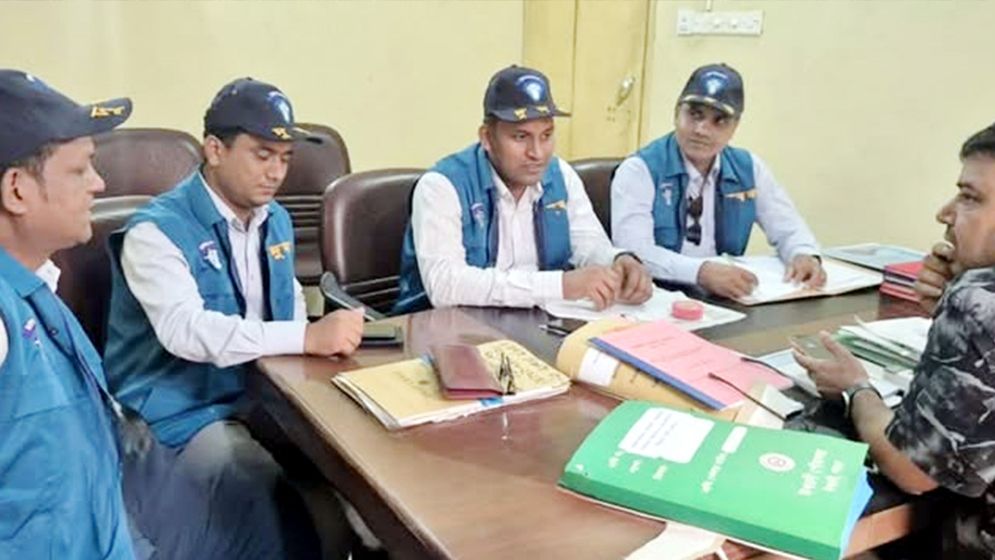 দুদকের অভিযান ঈশ্বরদী পৌরসভায় 