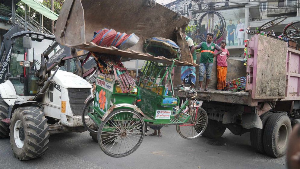 বেশি পশু প্রস্তুত কুরবানির জন্য চাহিদার চেয়ে , পরিচর্যায় ব্যস্ত খামারিরা