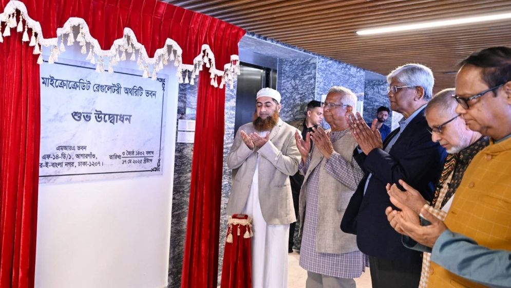 আলাদা আইন করতে হবে মাইক্রোক্রেডিট ব্যাংকের জন্য : প্রধান উপদেষ্টা