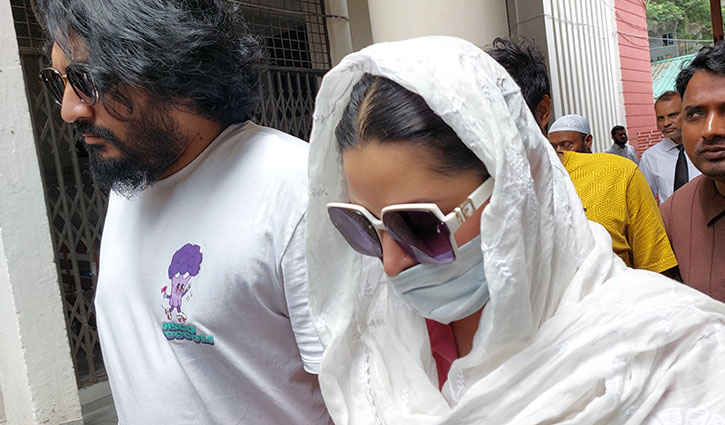পরীমণি মারধর ও যৌন হয়রানির মামলায় সাক্ষ্য দিতে আদালতে 