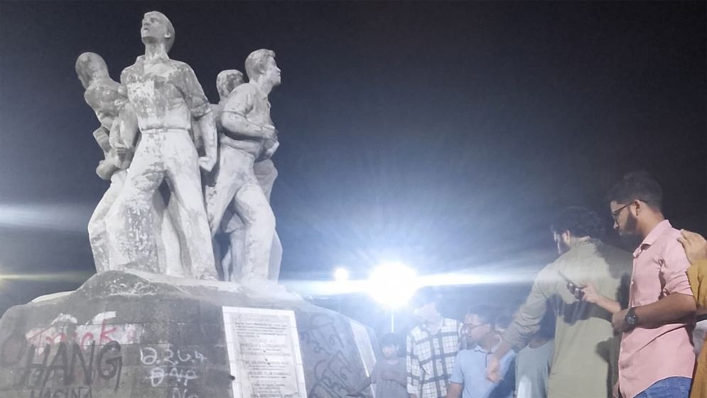 টিএসসিতে ককটেল বিস্ফোরণ রাজু ভাস্কর্যের সামনে 