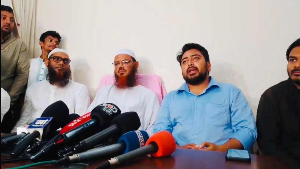 এনসিপির নেতারা মধ্যরাতে চরমোনাই পিরের দরবারে 