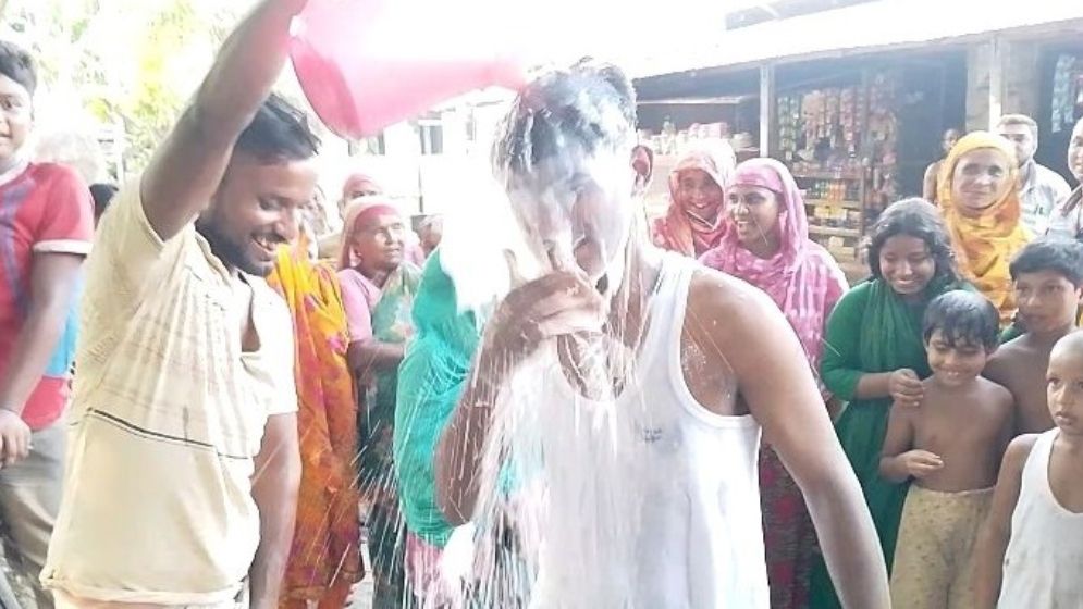  দুধ দিয়ে গোসল স্ত্রীকে তালাক দিয়ে