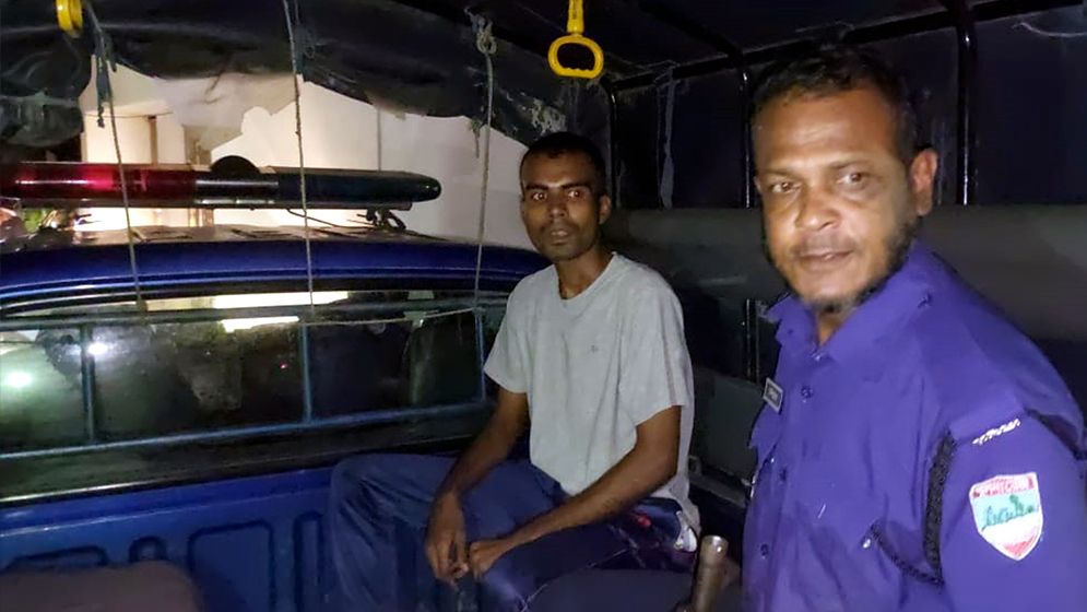 মাগুরায় গলাকেটে হত্যা ব্যবসায়ীকে , রক্তমাখা ছুরিসহ যুবক আটক