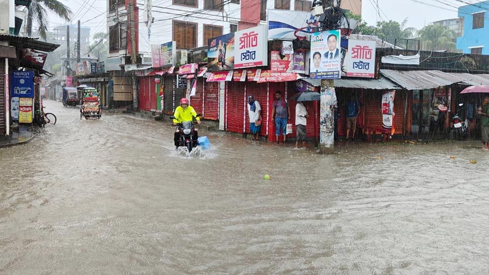  জলাবদ্ধতায় ভুগছে শহরবাসী নির্ধারিত সময়ে শেষ হয়নি ড্রেনের কাজ,