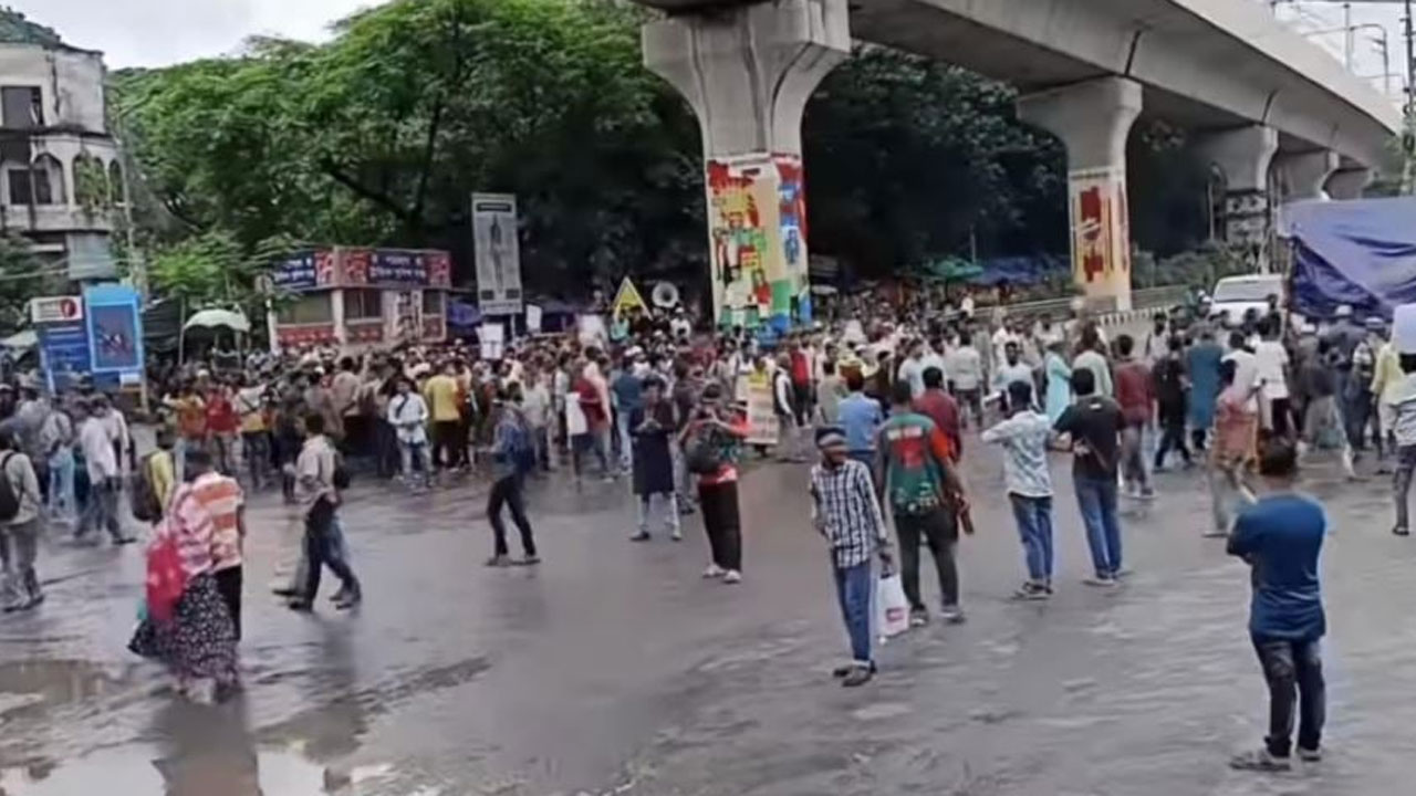শাহবাগে অবরোধ জুলাই সনদের দাবিতে 