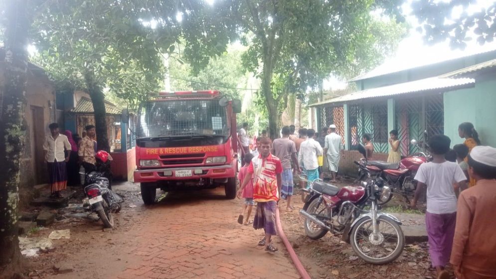 স্ত্রীকে হত্যা শ্রীপুরে , মাদক কারবারি স্বামীর বাড়ি পুড়িয়ে দিল গ্রামবাসী
