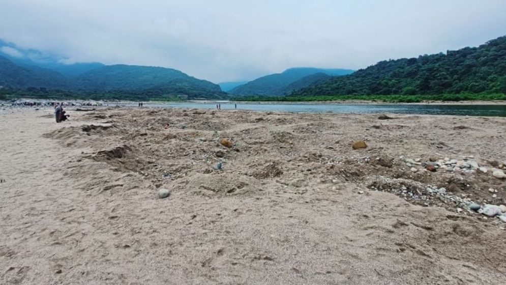  সাদা পাথর লুট প্রশাসন রাজনীতিবিদ ব্যবসায়ী মিলেমিশে