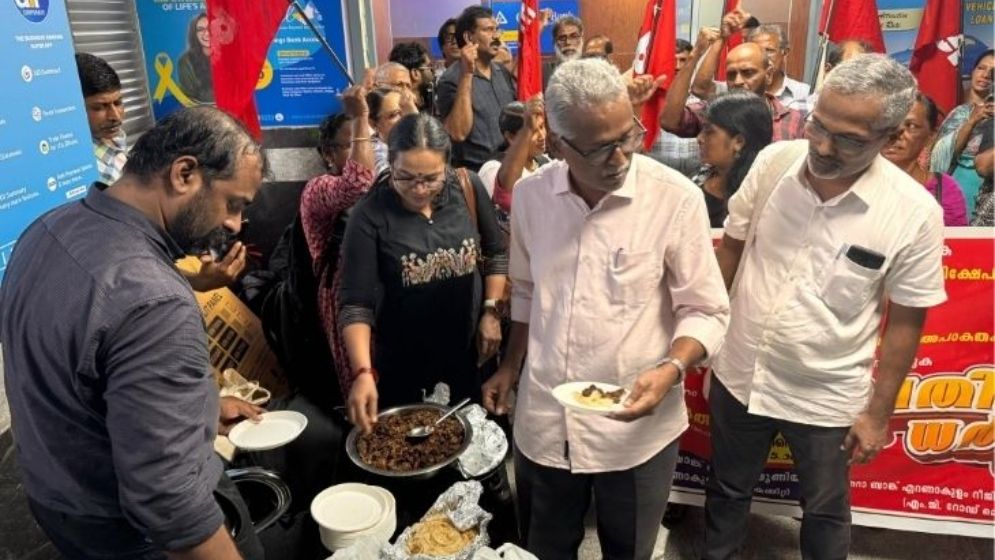 গরুর মাংসে নিষেধাজ্ঞা ভারতের ব্যাংকে , ‘বিফ ফেস্ট’ আয়োজন করে প্রতিবাদ কর্মীদের