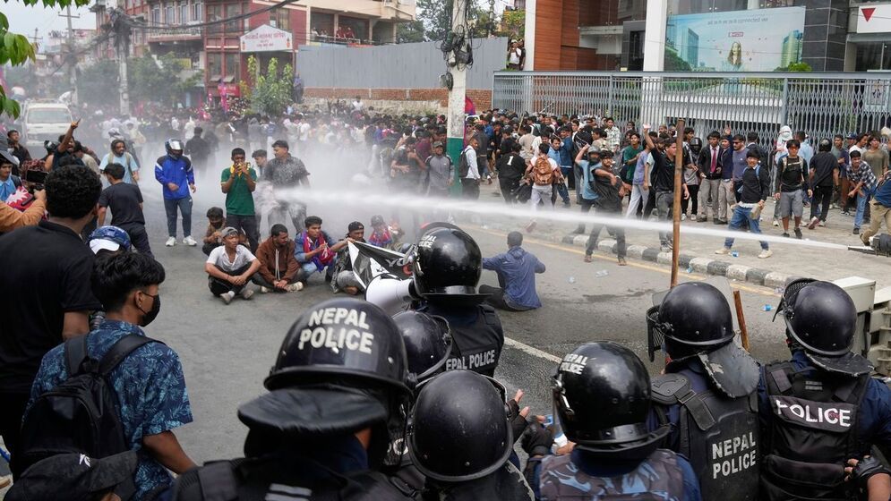 সাংবিধানিক কাঠামোর ভেতরে 