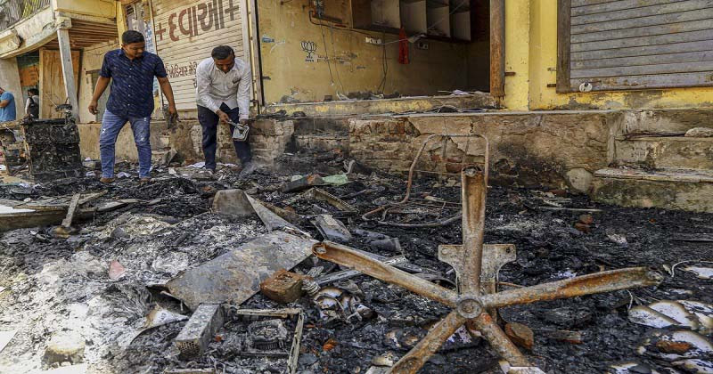 বাড়িঘর ভাঙচুর গুজরাটে মুসলিম দোকানপাট, 