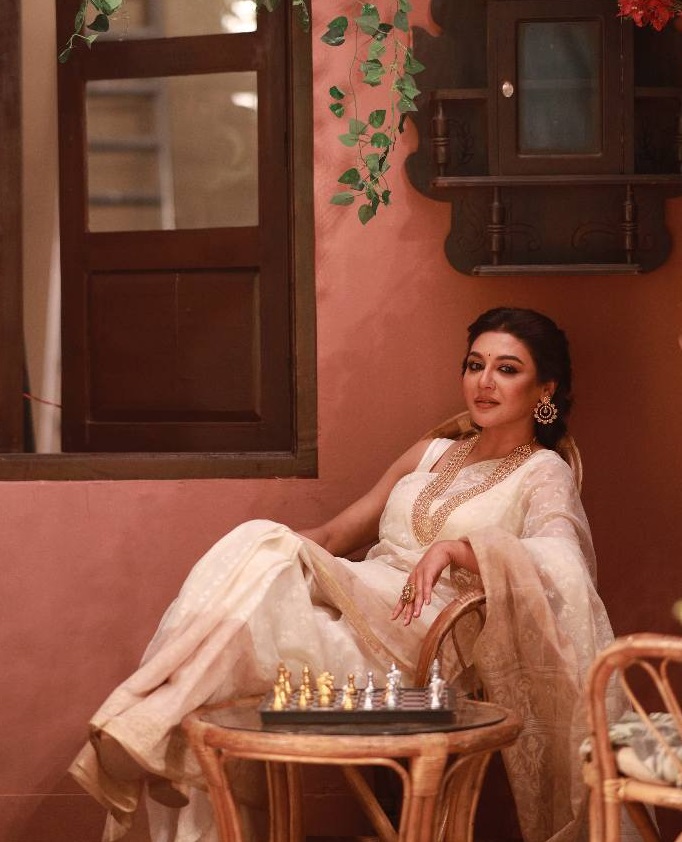সাদা শাড়ি ও গয়নার সাজে অন্য রূপে জয়া আহসান!