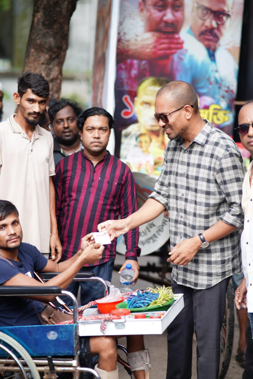 ঢাকা মেডিকেলের দুস্থ রোগীর স্বজনদের পাশে গোয়ার'ছবির টিম